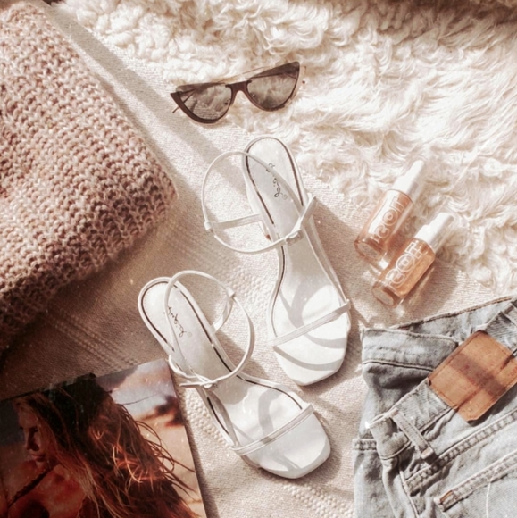🚨//Mis Amores Collection//White Sandal - Picture 4 of 7